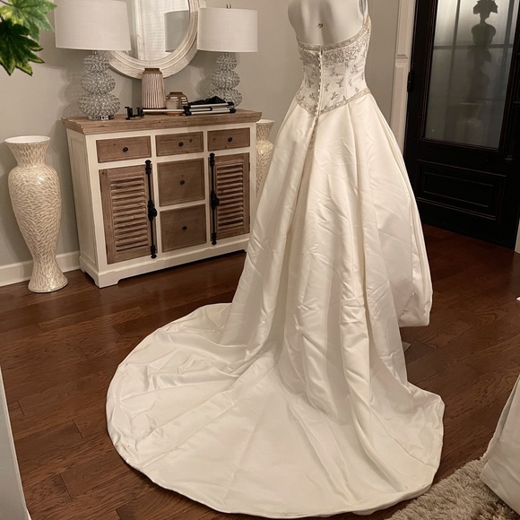 Wedding dress with built in bustle and matching wrap.  Off white, US Size 8 - Picture 6 of 16